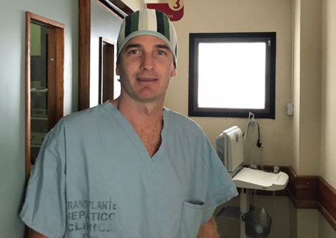 El Dr. Pierini con ambo y gorro quirúrgico en el área de trasplante hepático