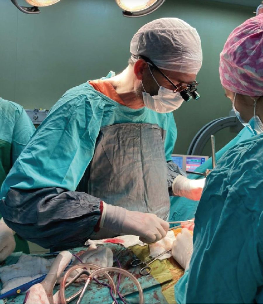 El Dr. Pierini operando con lupas quirúrgicas