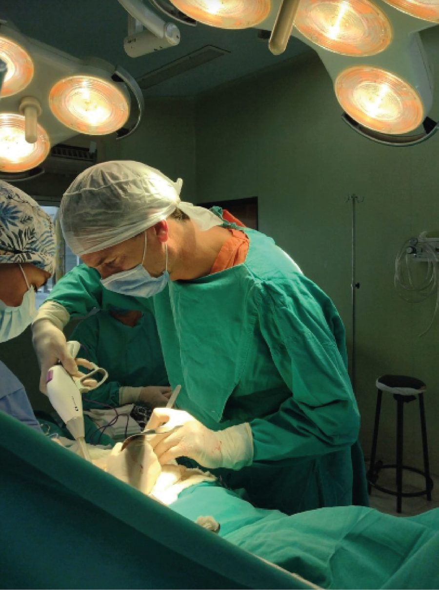 El Dr. Pierini durante una cirugía junto a su equipo